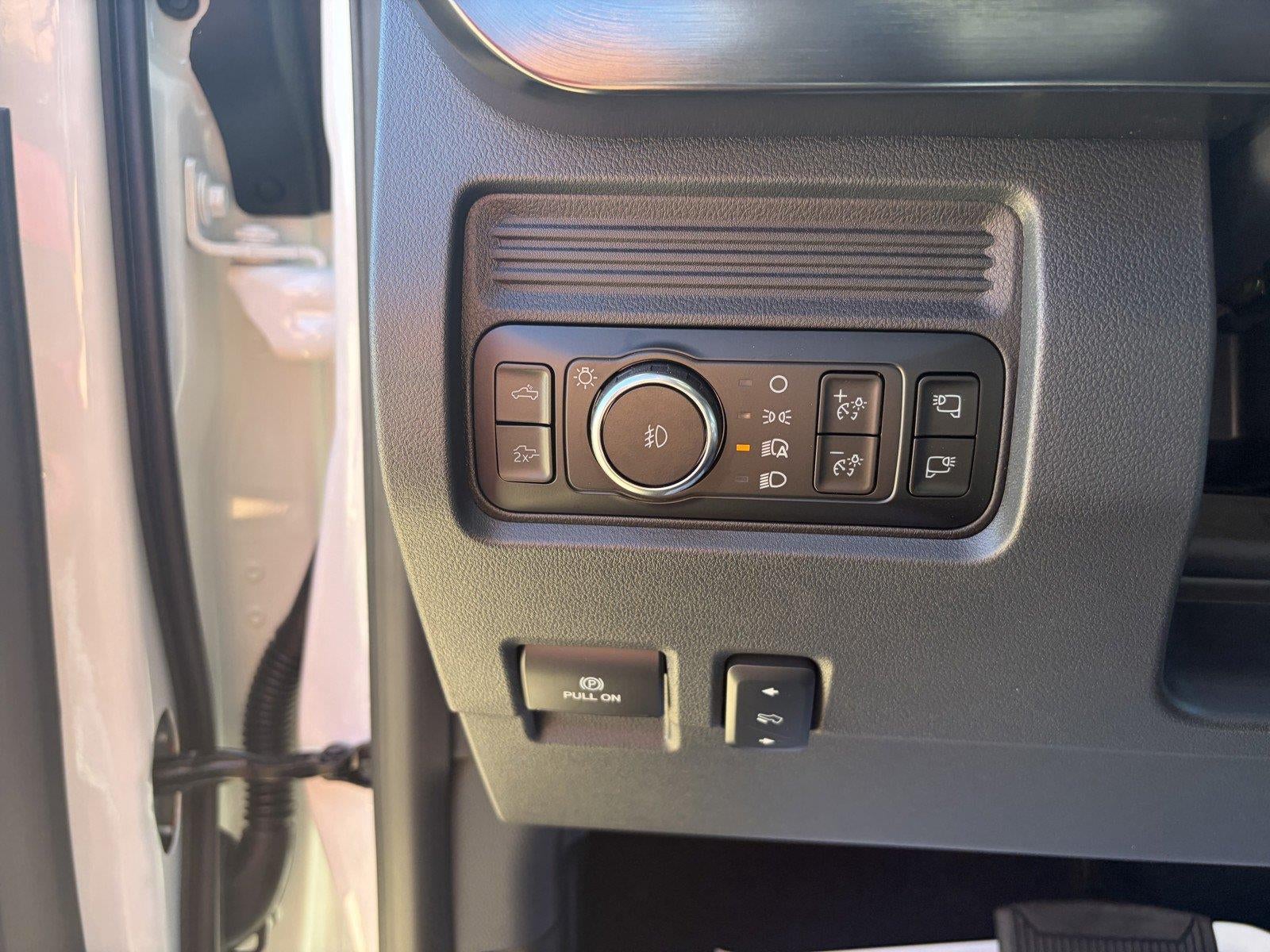 2027 Ford Super Duty F-350 DRW LARIAT