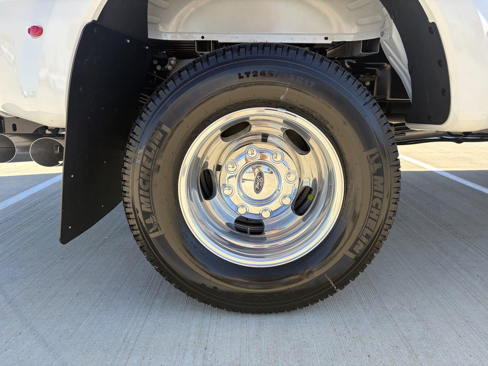 2027 Ford Super Duty F-350 DRW LARIAT