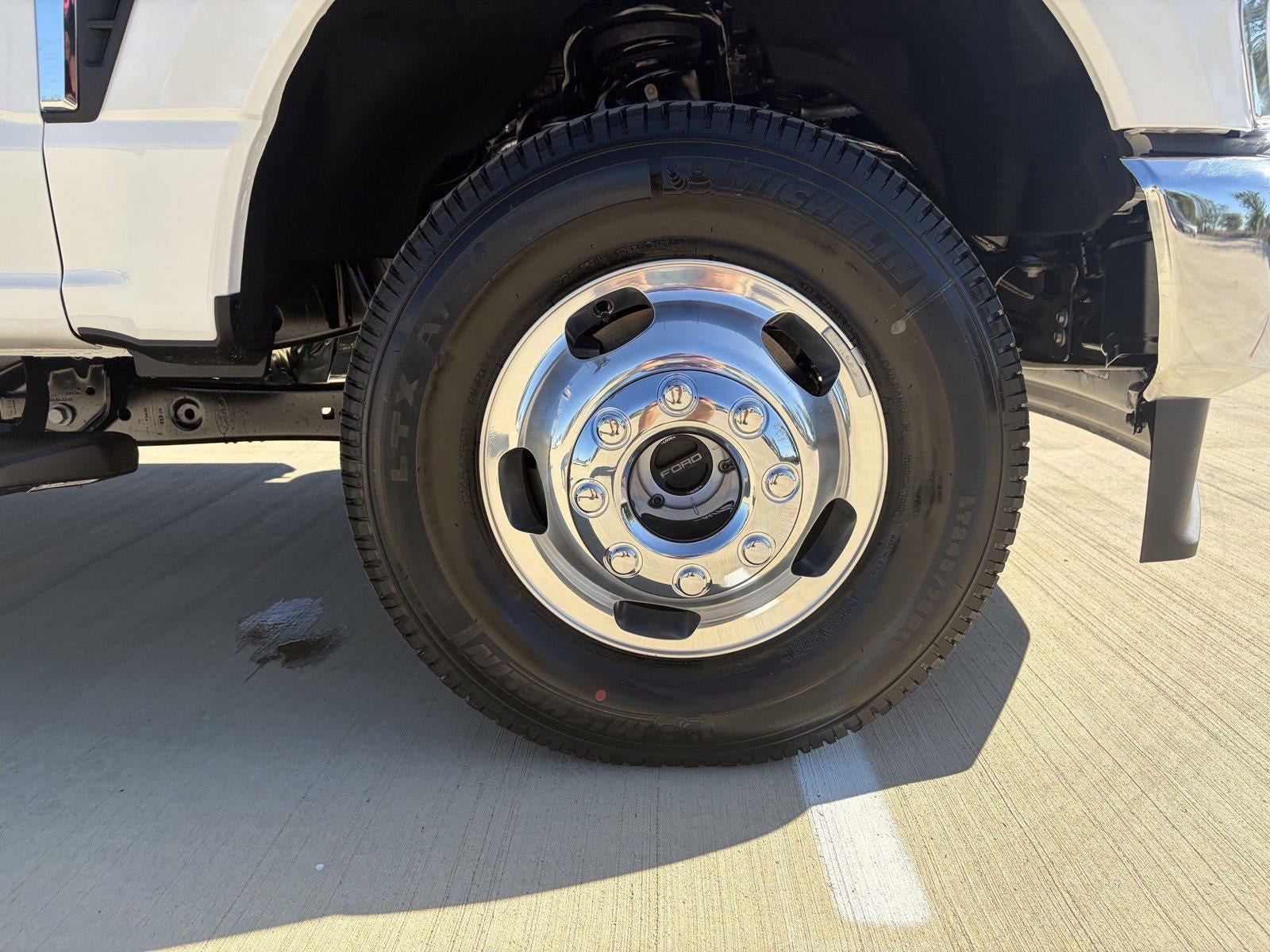 2027 Ford Super Duty F-350 DRW LARIAT