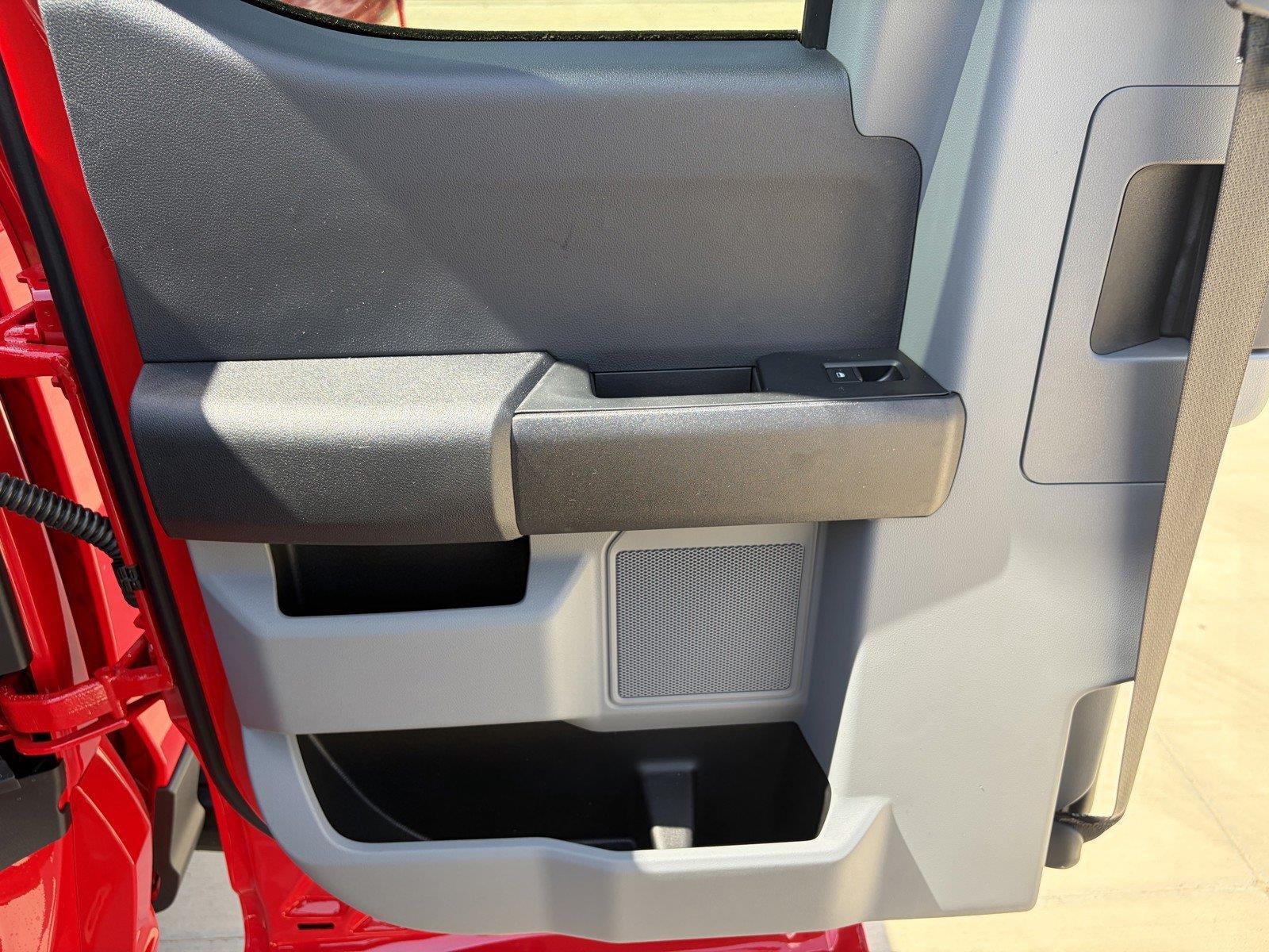 2027 Ford Super Duty F-350 SRW XLT