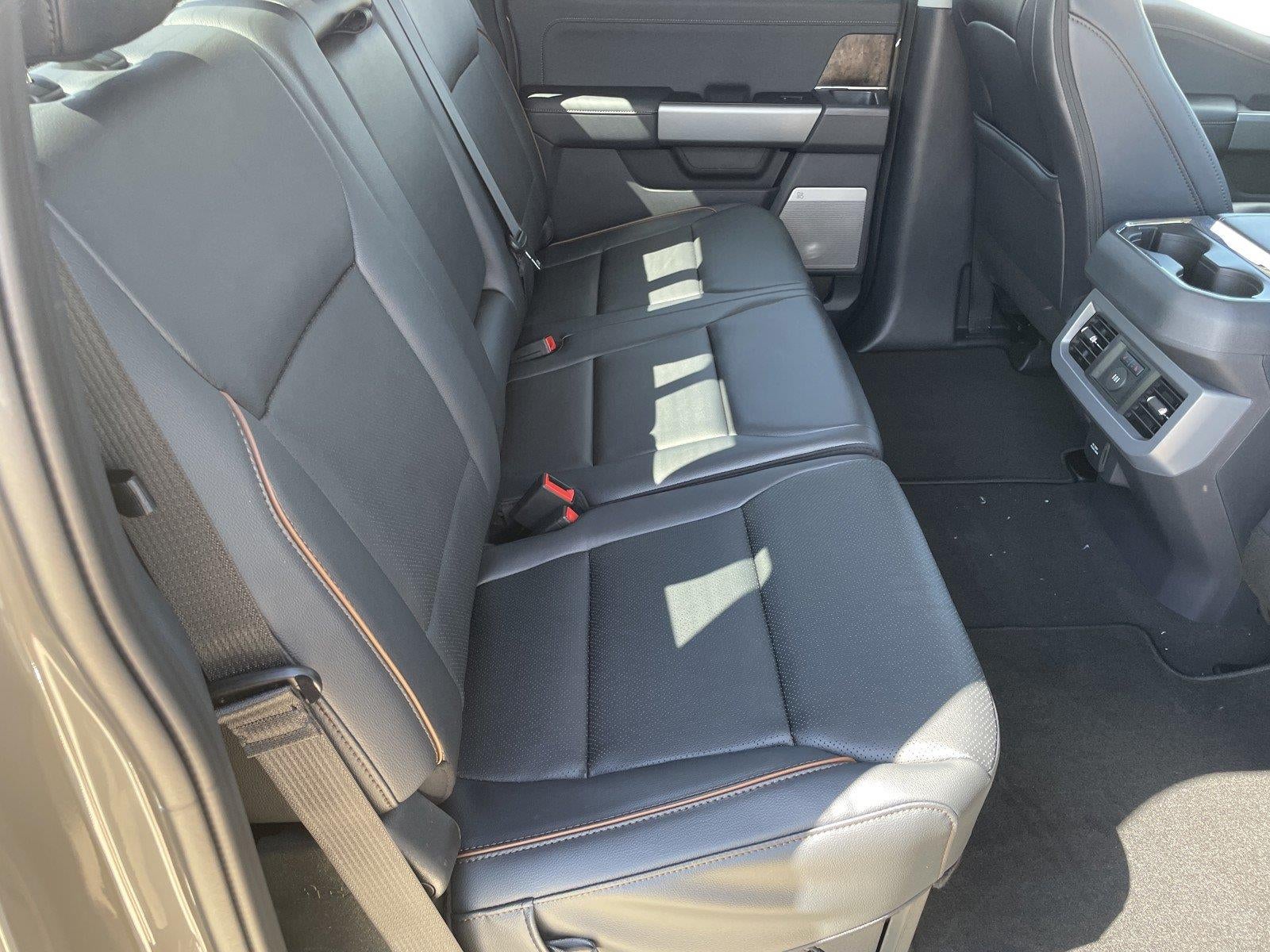2027 Ford Super Duty F-350 DRW LARIAT
