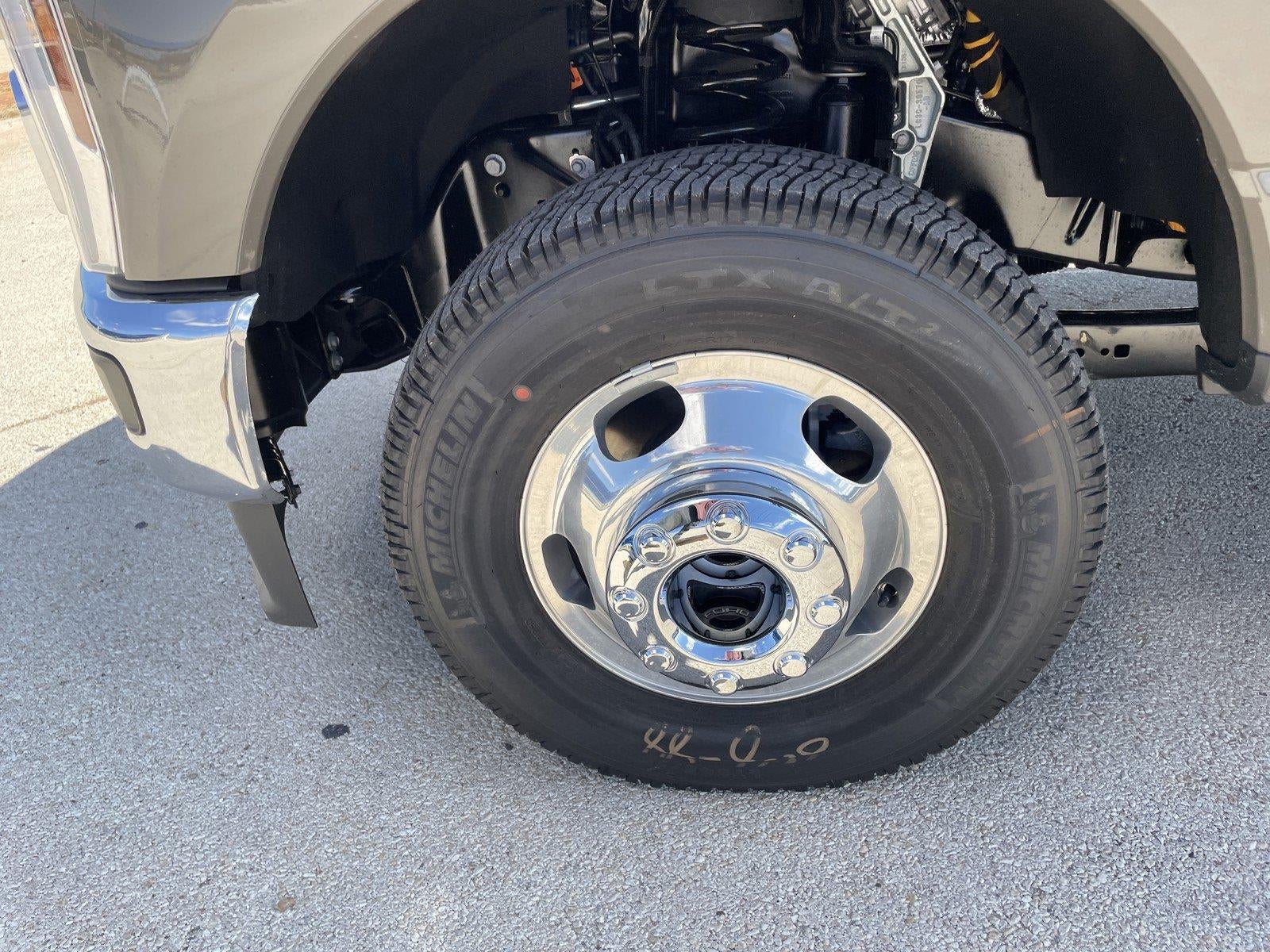 2027 Ford Super Duty F-350 DRW LARIAT